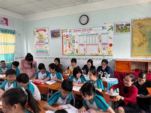 Thao giảng môn Tiếng Việt nói và nghe: Kể về một việc làm thể hiện tình cảm của em với người thân.